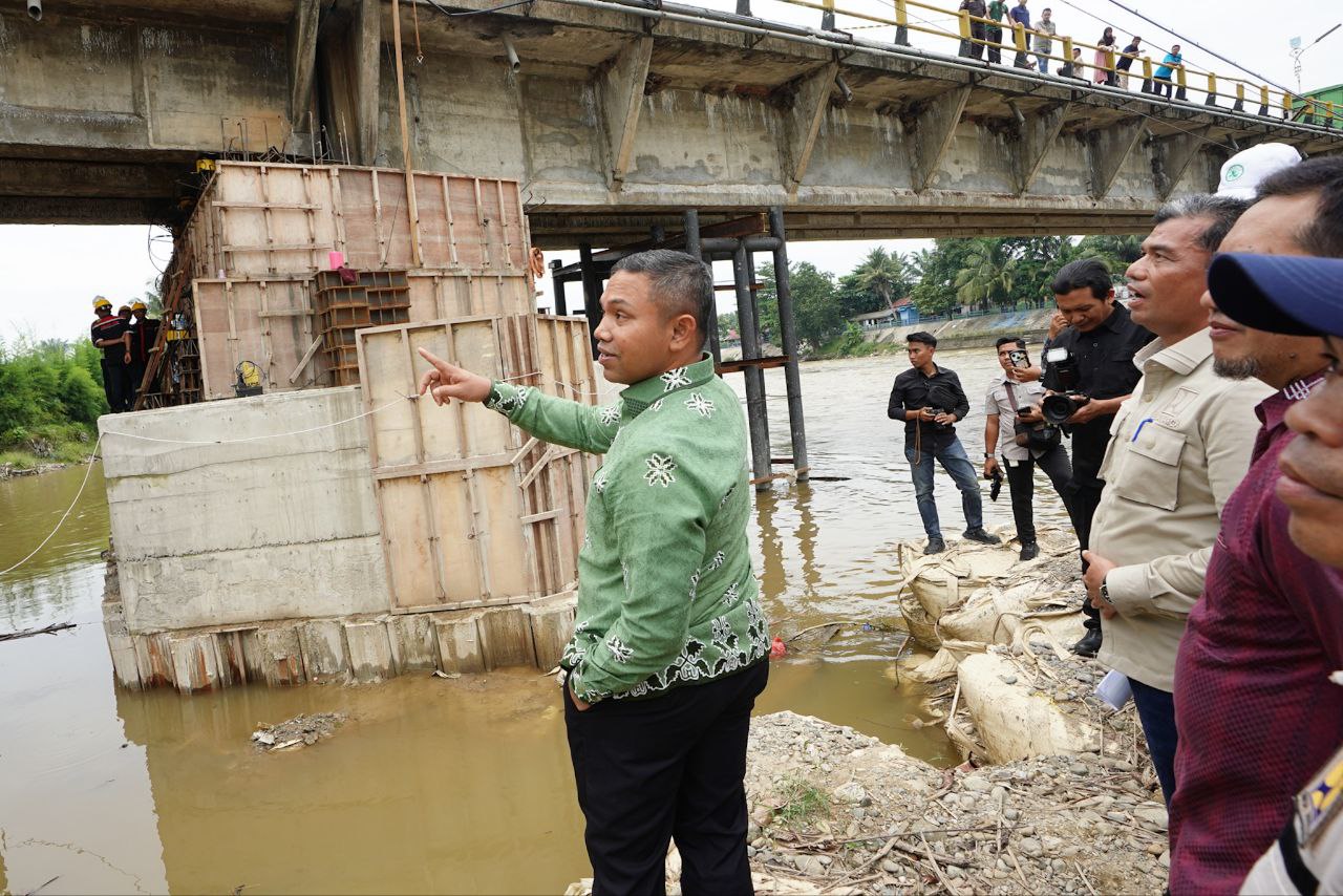 Gubri Abdul Wahid targetkan uji coba kendaraan ringan lewati Jembatan Sungai Rokan (foto/Yuni)